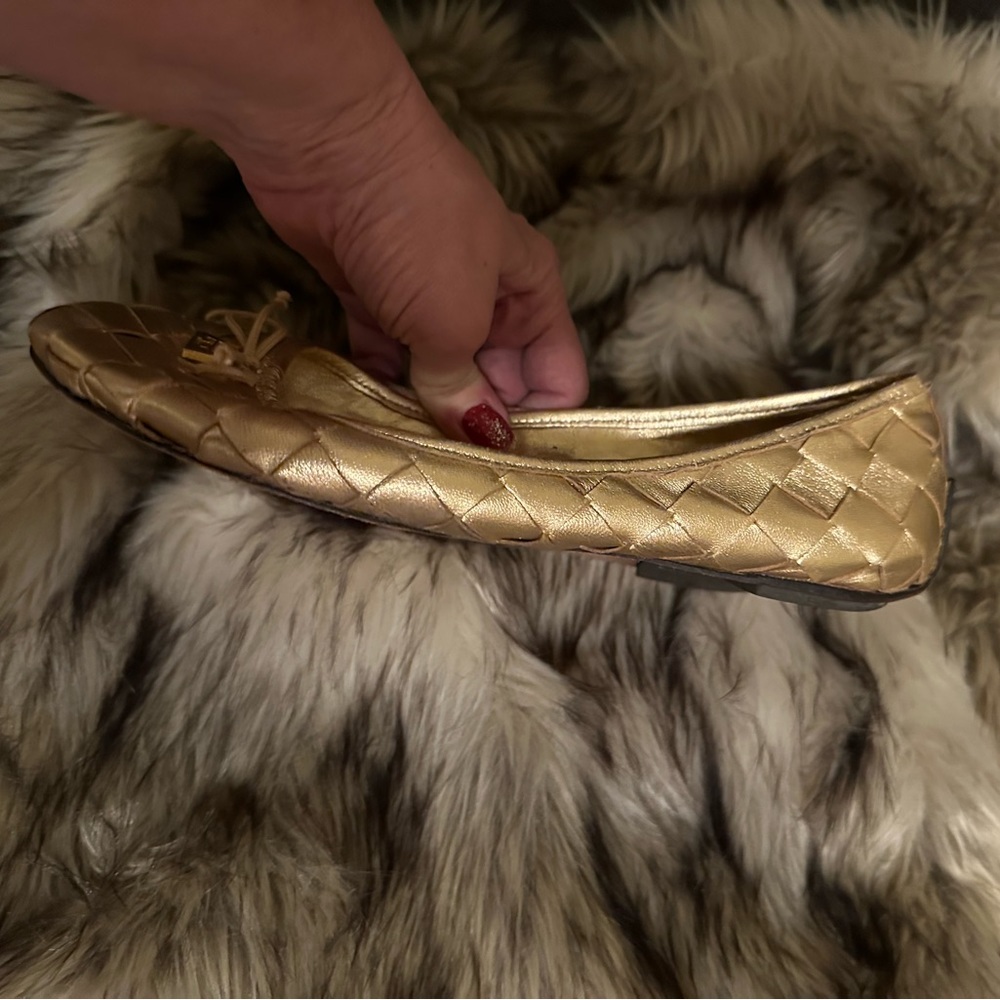 Tory Burch gold leather weave flats. Good overall condition. - Picture 4 of 11